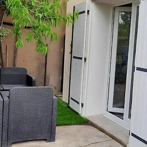 https://appartement-arles-35-m2.fr-provencehotel.com